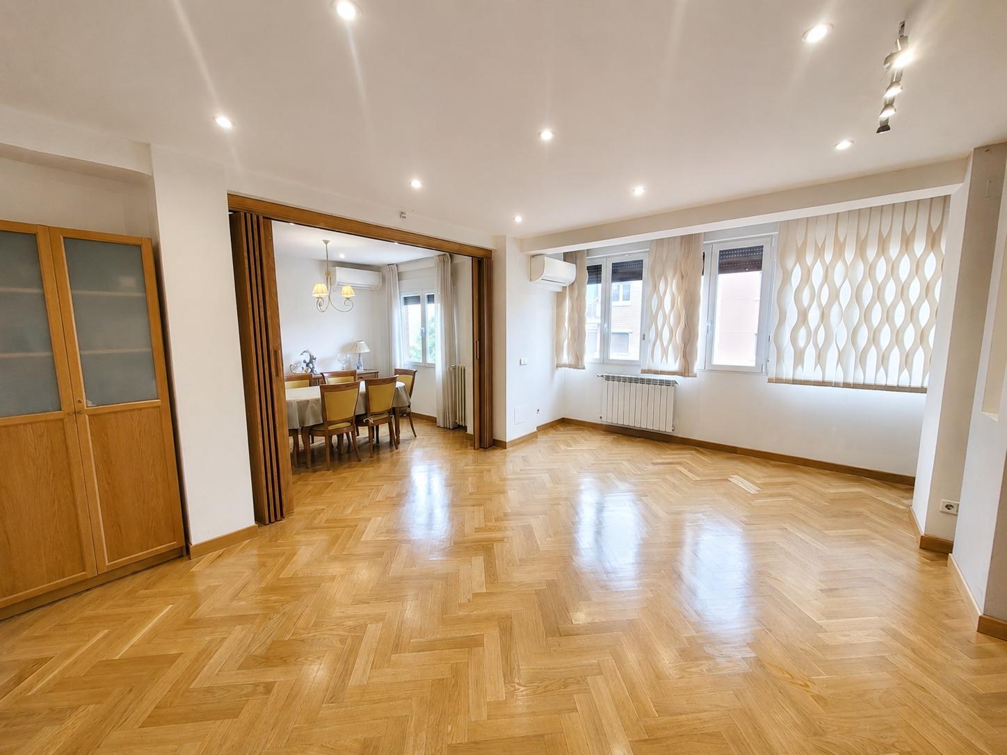 Piso en Venta con 4 habitaciones, 1 baño + aseo, trastero en Av. Virgen del Puerto junto a Madrid Rio