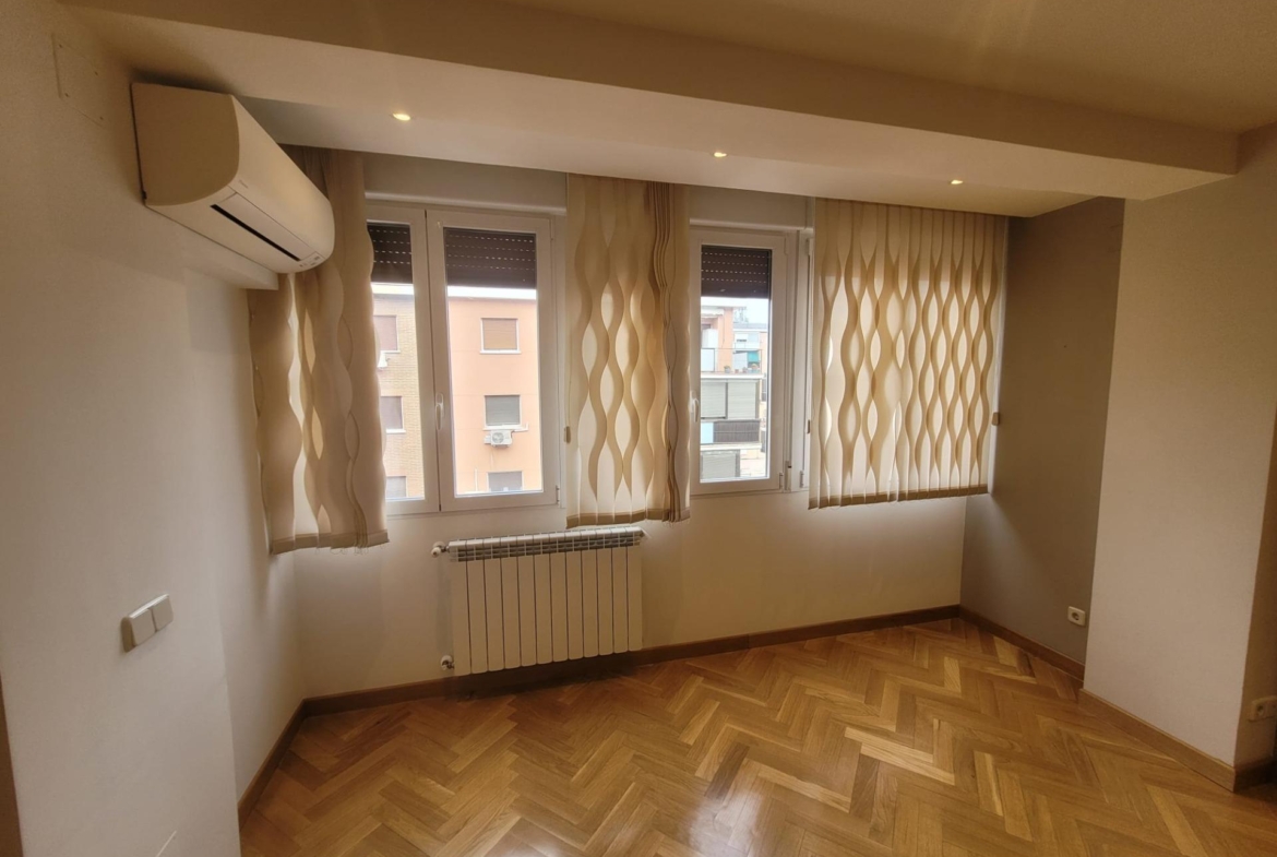 Piso en Venta con 4 habitaciones, 1 baño + aseo, trastero en Av. Virgen del Puerto junto a Madrid Rio