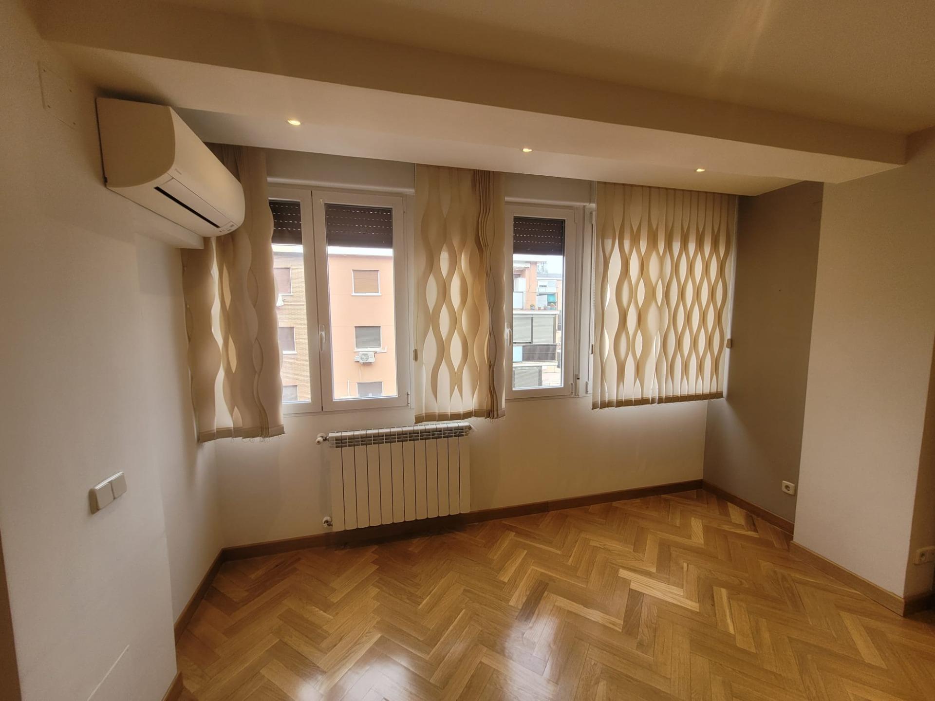 Piso en Venta con 4 habitaciones, 1 baño + aseo, trastero en Av. Virgen del Puerto junto a Madrid Rio