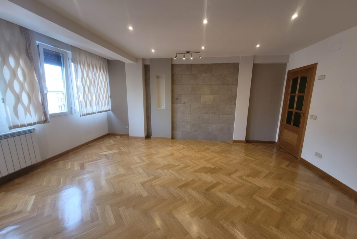 Piso en Venta con 4 habitaciones, 1 baño + aseo, trastero en Av. Virgen del Puerto junto a Madrid Rio