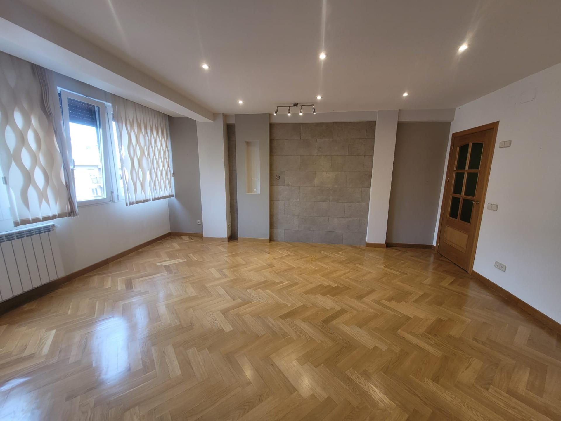 Piso en Venta con 4 habitaciones, 1 baño + aseo, trastero en Av. Virgen del Puerto junto a Madrid Rio