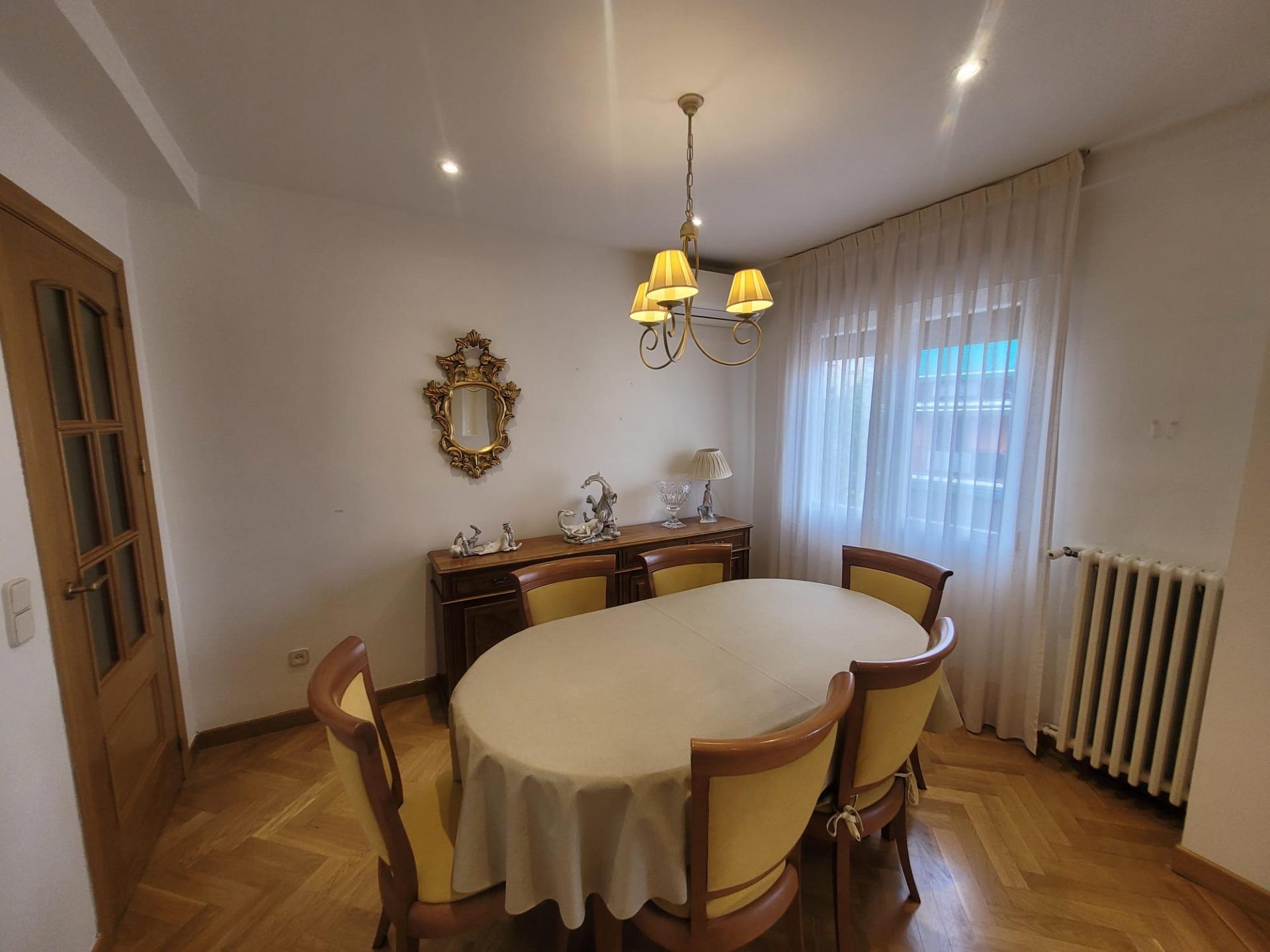Piso en Venta con 4 habitaciones, 1 baño + aseo, trastero en Av. Virgen del Puerto junto a Madrid Rio