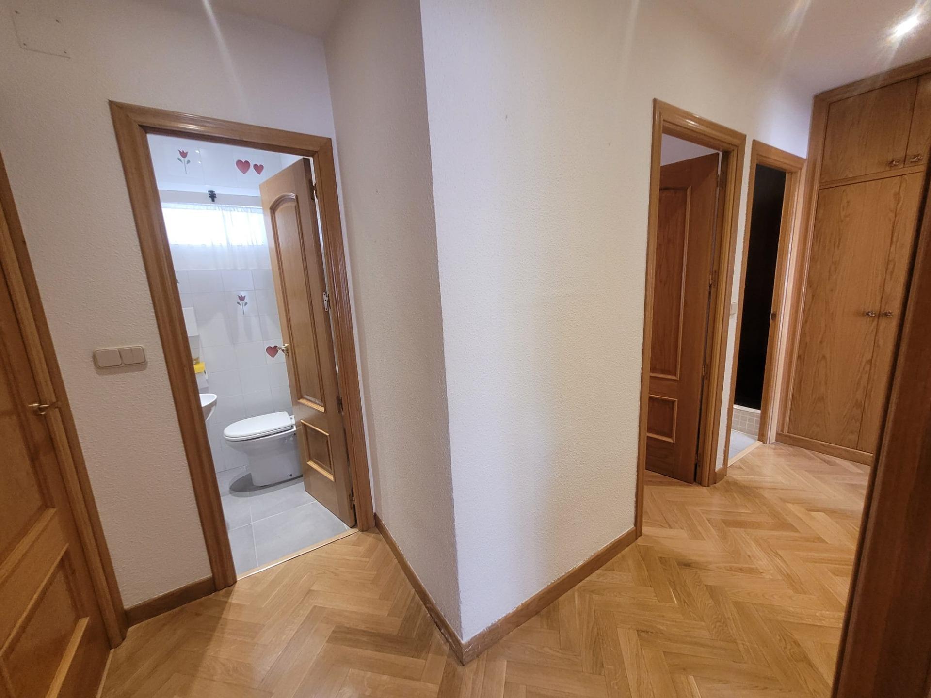 Piso en Venta con 4 habitaciones, 1 baño + aseo, trastero en Av. Virgen del Puerto junto a Madrid Rio