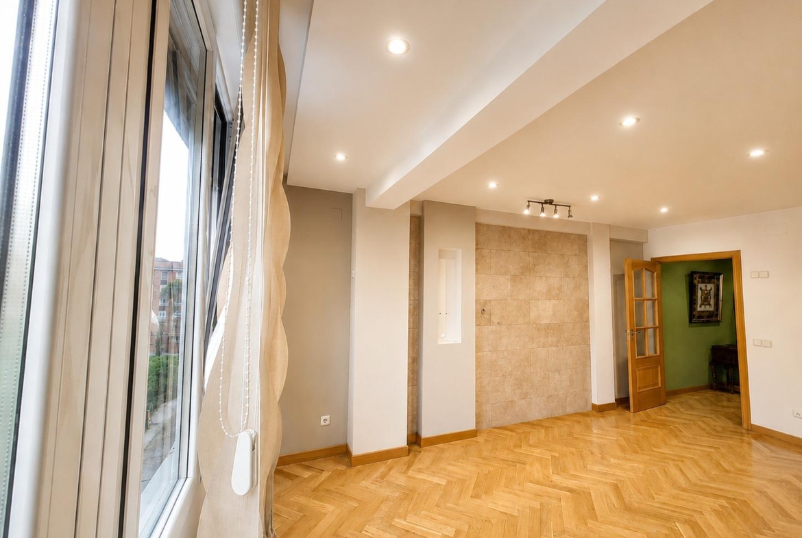 Piso en Venta con 4 habitaciones, 1 baño + aseo, trastero en Av. Virgen del Puerto junto a Madrid Rio
