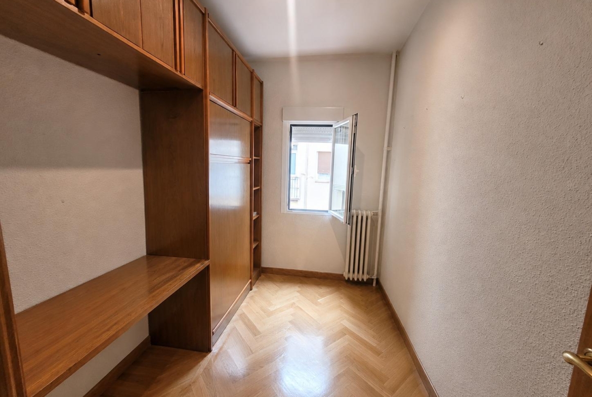 Piso en Venta con 4 habitaciones, 1 baño + aseo, trastero en Av. Virgen del Puerto junto a Madrid Rio