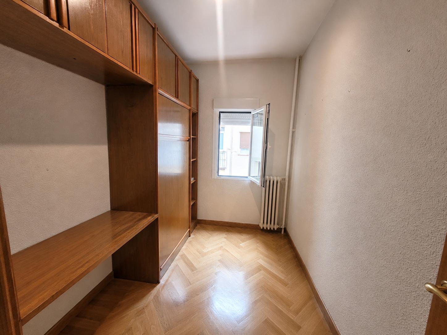 Piso en Venta con 4 habitaciones, 1 baño + aseo, trastero en Av. Virgen del Puerto junto a Madrid Rio