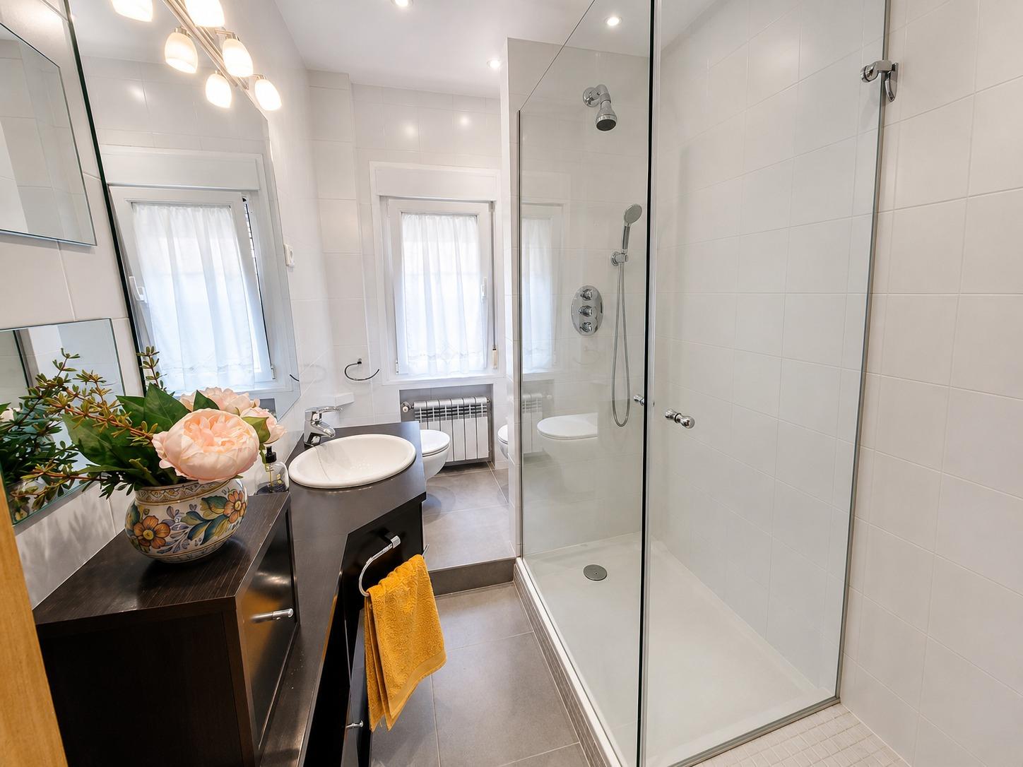 Piso en Venta con 4 habitaciones, 1 baño + aseo, trastero en Av. Virgen del Puerto junto a Madrid Rio