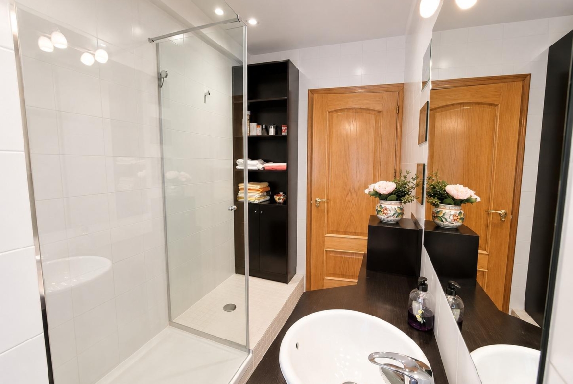 Piso en Venta con 4 habitaciones, 1 baño + aseo, trastero en Av. Virgen del Puerto junto a Madrid Rio