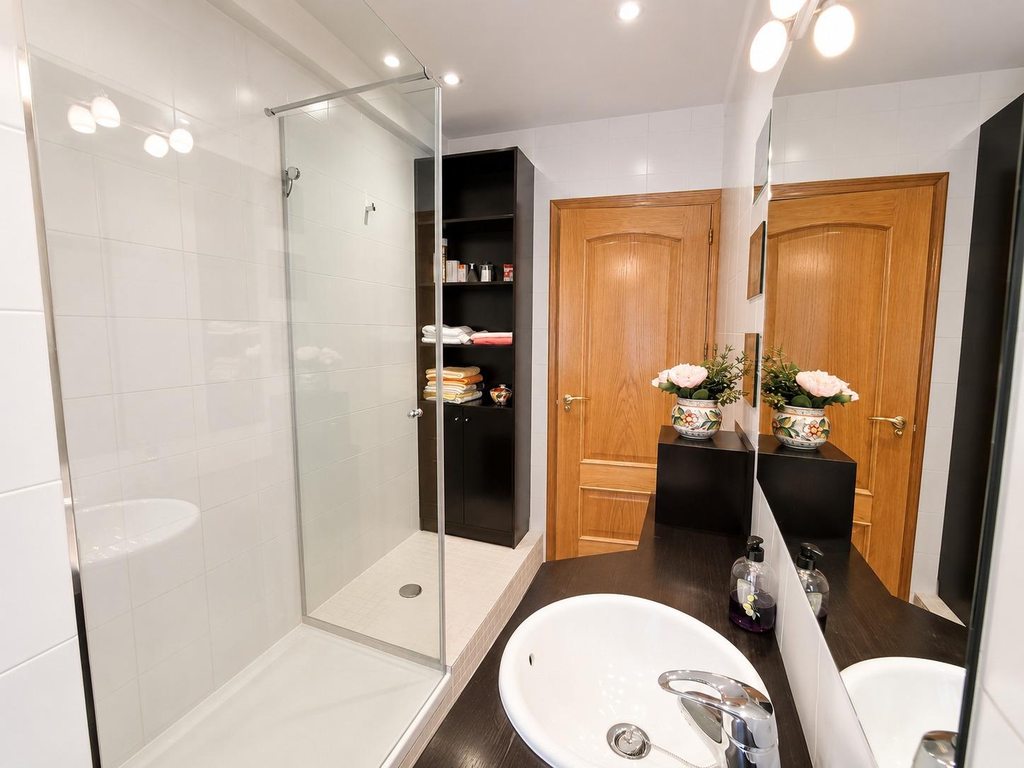 Piso en Venta con 4 habitaciones, 1 baño + aseo, trastero en Av. Virgen del Puerto junto a Madrid Rio