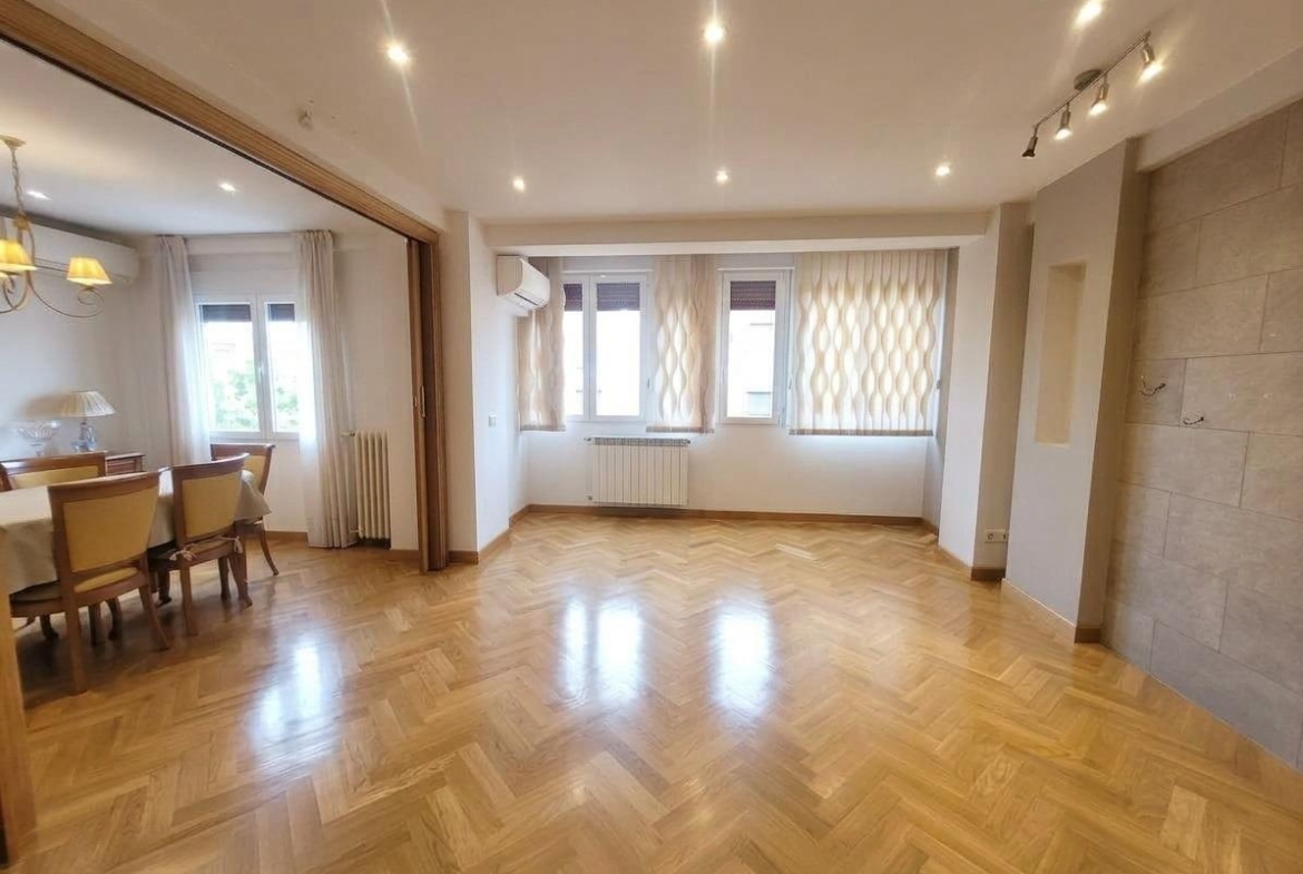Piso en Venta con 4 habitaciones, 1 baño + aseo, trastero en Av. Virgen del Puerto junto a Madrid Rio