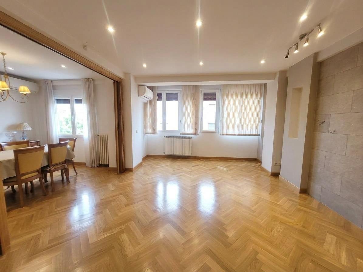 Piso en Venta con 4 habitaciones, 1 baño + aseo, trastero en Av. Virgen del Puerto junto a Madrid Rio