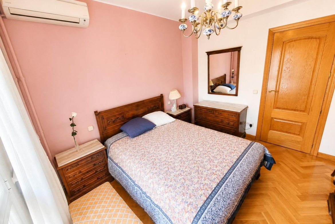Piso en Venta con 4 habitaciones, 1 baño + aseo, trastero en Av. Virgen del Puerto junto a Madrid Rio