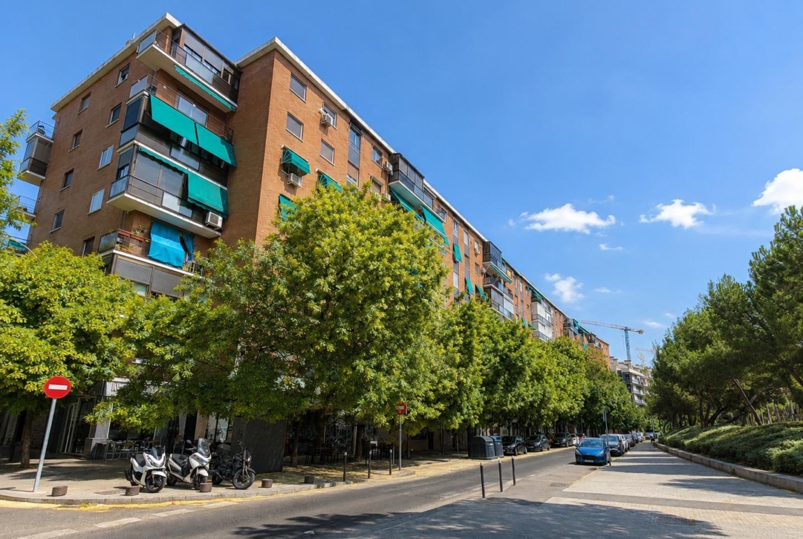 Piso en Venta con 4 habitaciones, 1 baño + aseo, trastero en Av. Virgen del Puerto junto a Madrid Rio