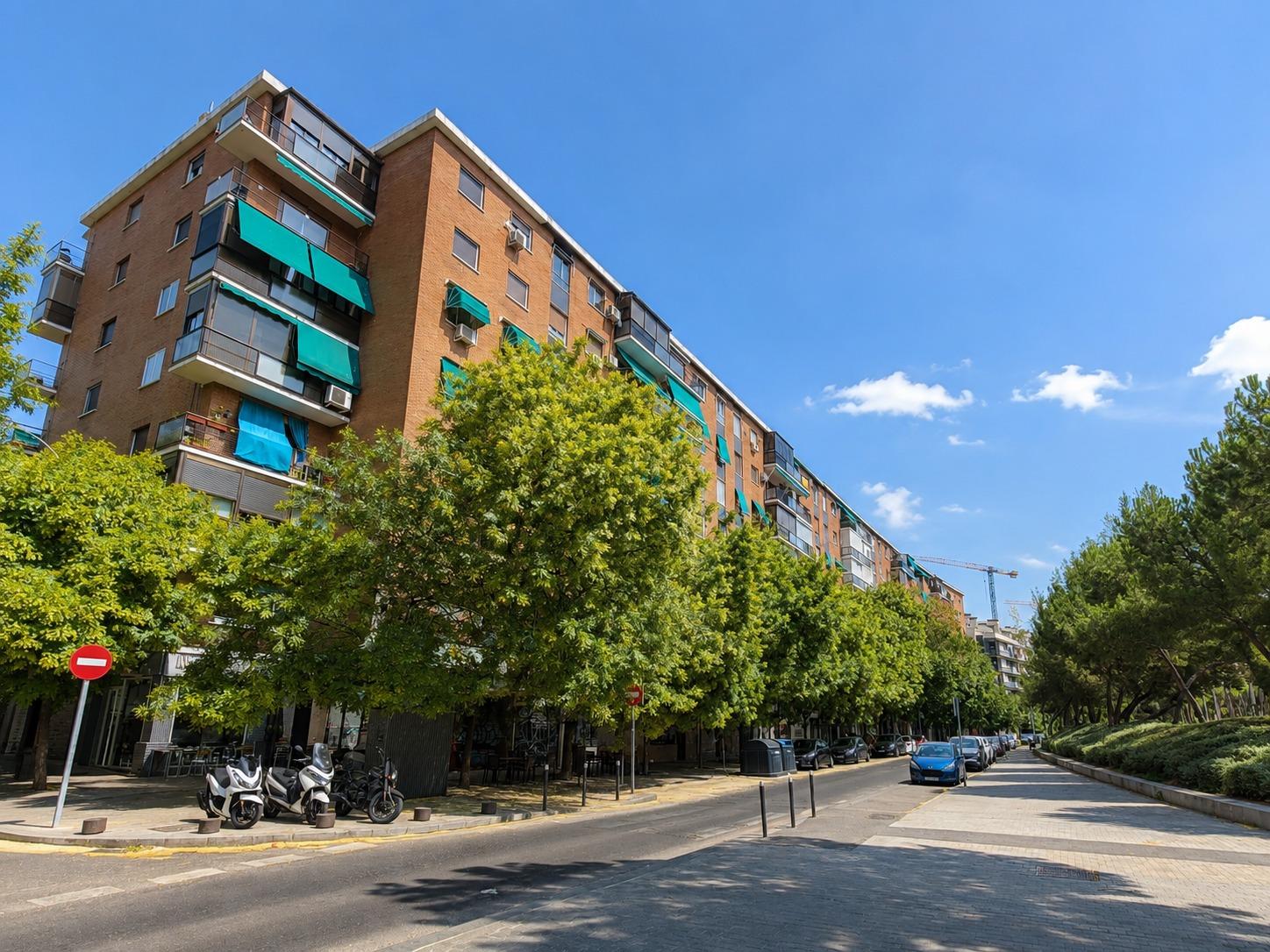 Piso en Venta con 4 habitaciones, 1 baño + aseo, trastero en Av. Virgen del Puerto junto a Madrid Rio