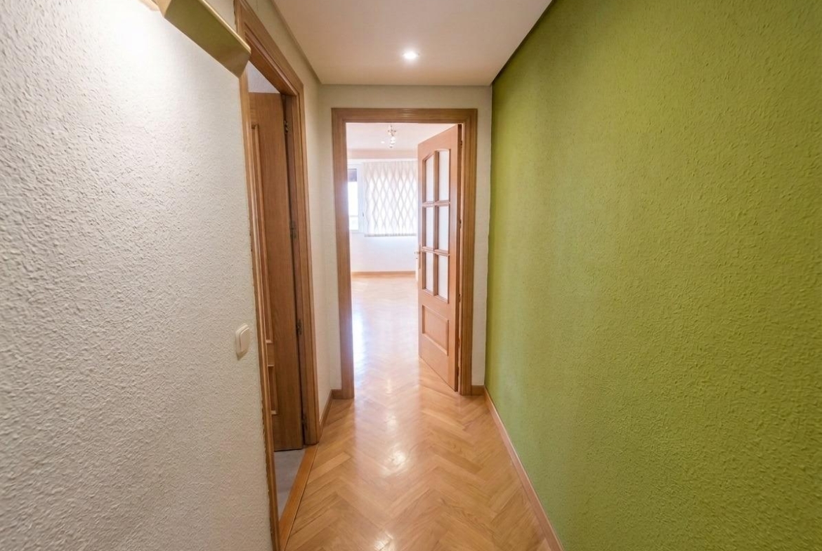 Piso en Venta con 4 habitaciones, 1 baño + aseo, trastero en Av. Virgen del Puerto junto a Madrid Rio