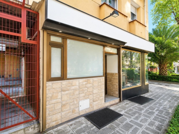 Venta Local en Aluche de 2 plantas de 134 m²