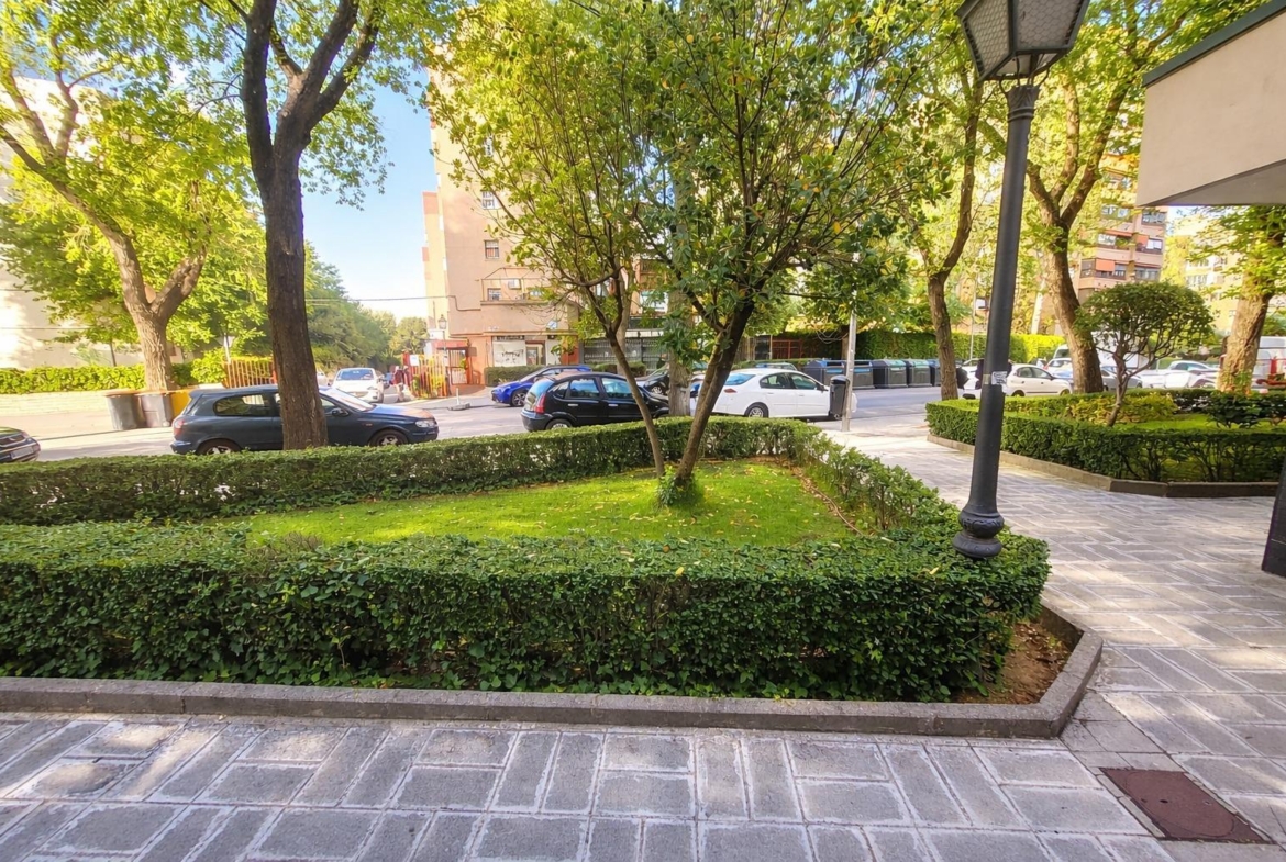 Venta Local en Aluche de 2 plantas de 134 m²