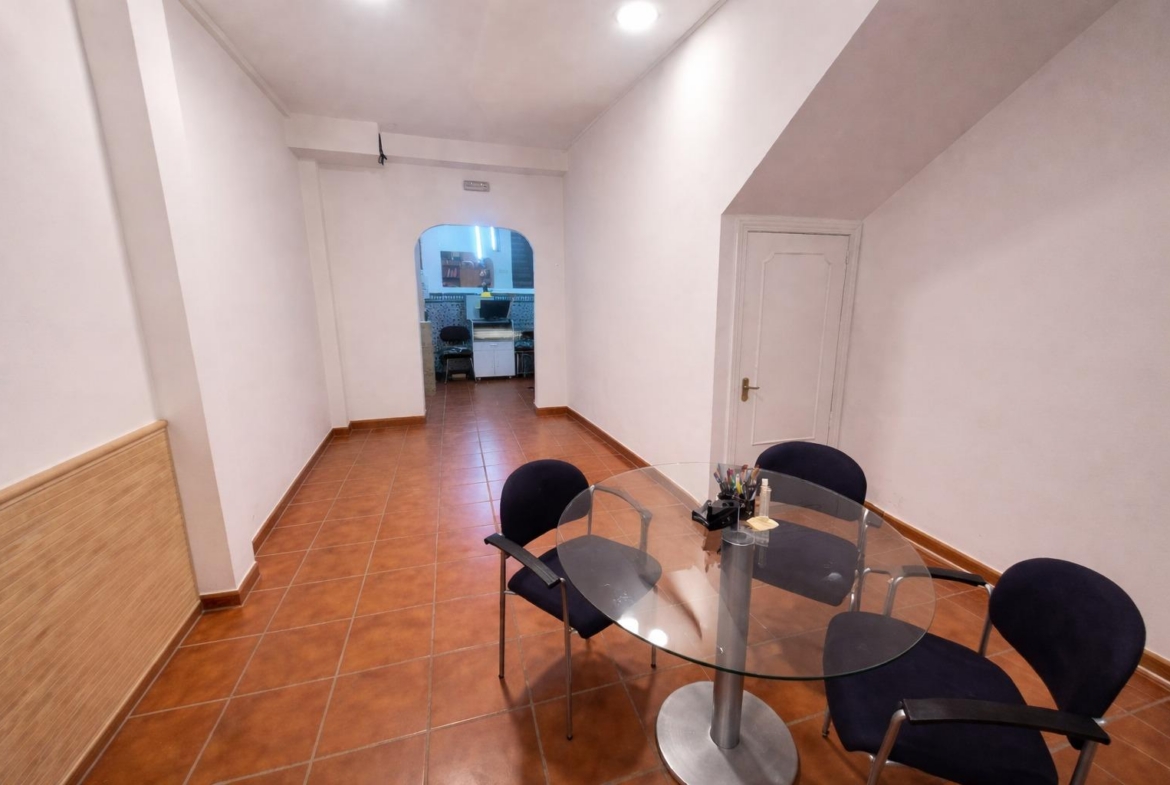 Venta Local en Aluche de 2 plantas de 134 m²