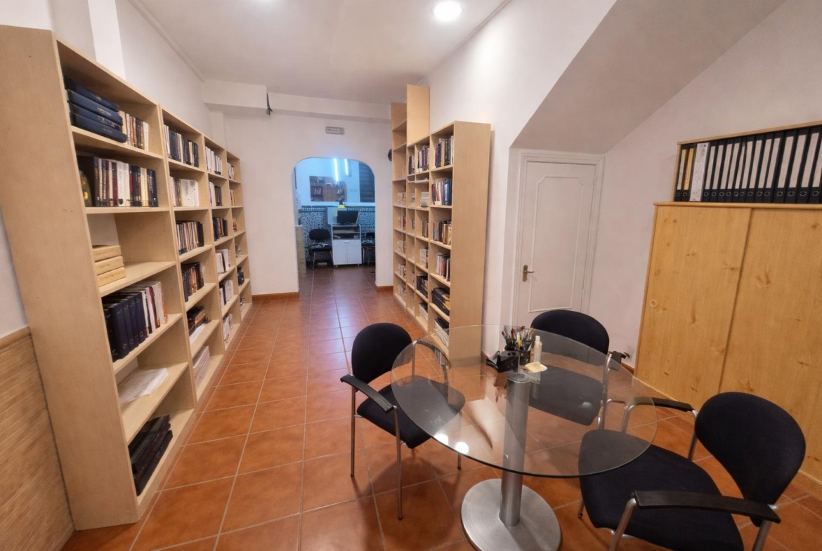Venta Local en Aluche de 2 plantas de 134 m²