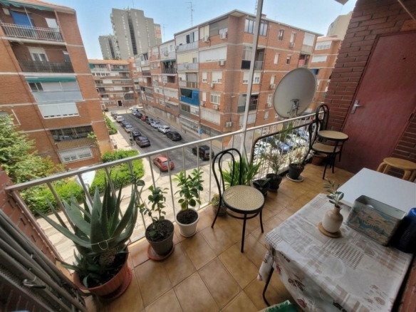 Luminoso piso  en venta con terraza y 2 dormitorios en Aluche