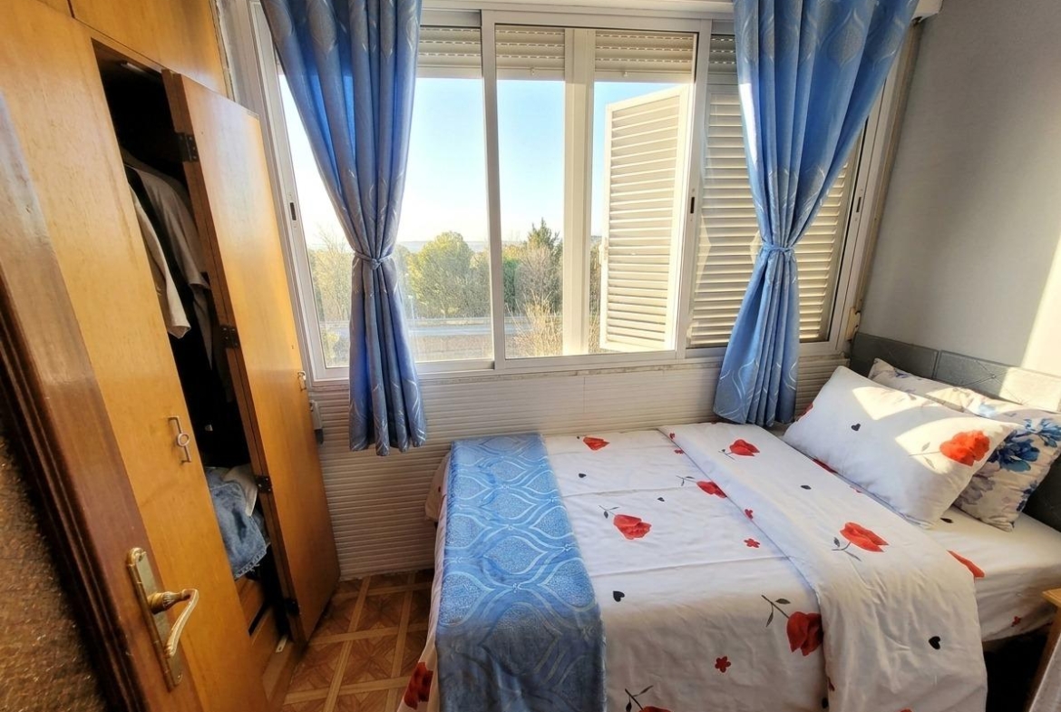 Luminoso piso  en venta con terraza y 2 dormitorios en Aluche