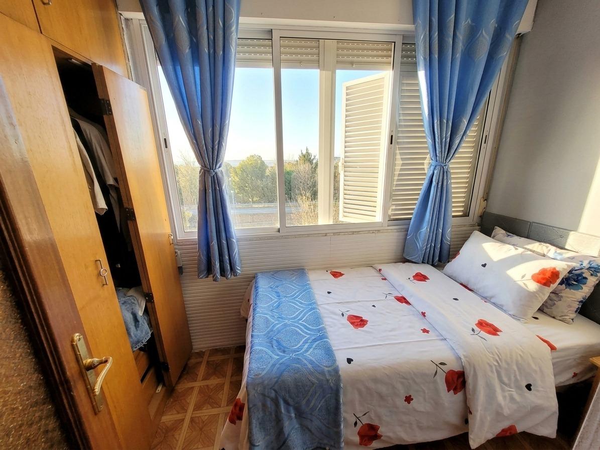 Luminoso piso  en venta con terraza y 2 dormitorios en Aluche