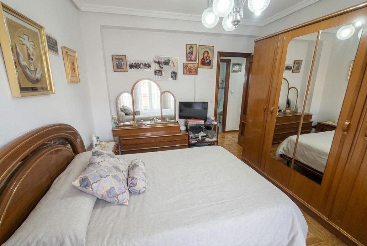 Luminoso piso  en venta con terraza y 2 dormitorios en Aluche