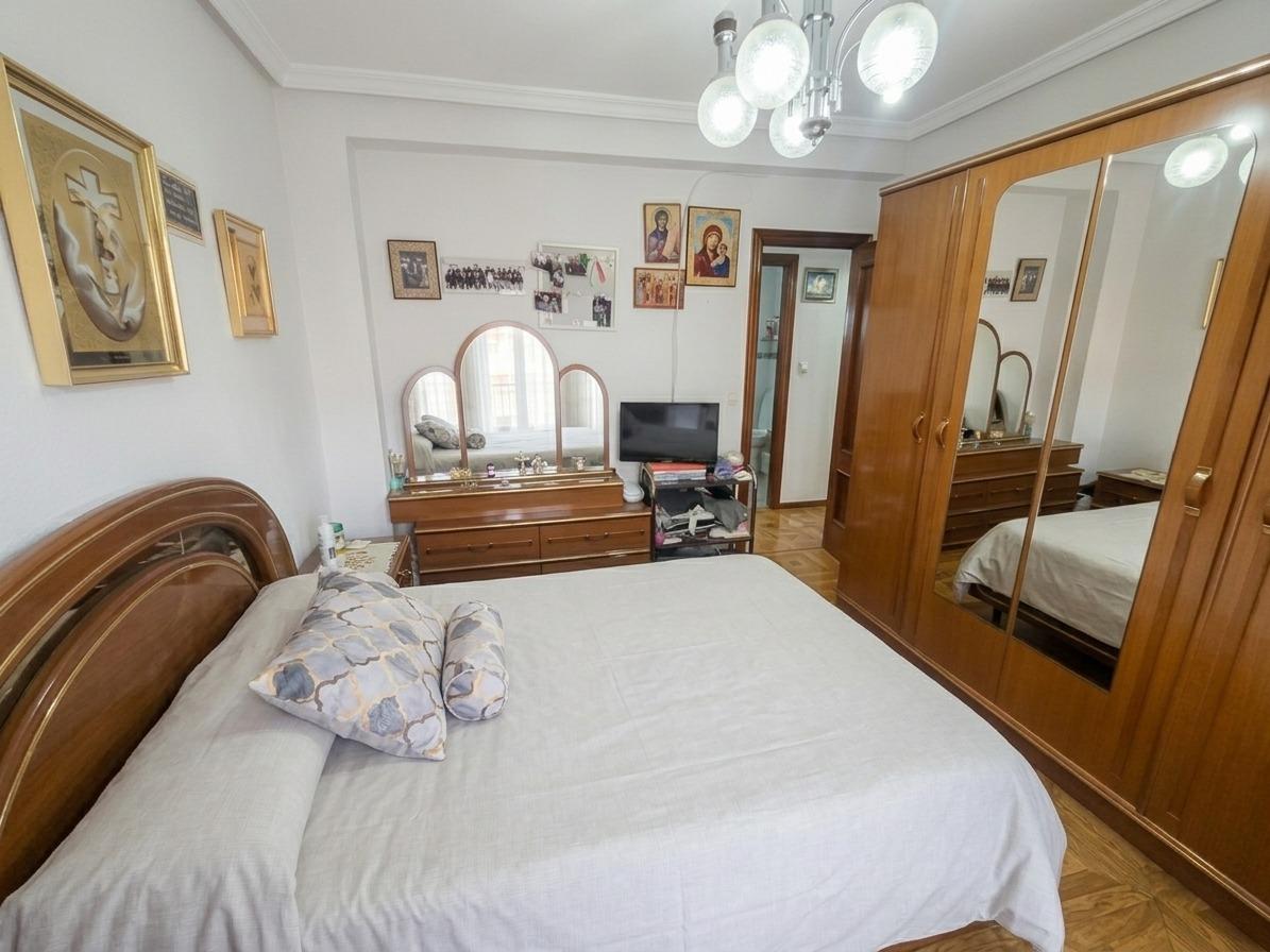 Luminoso piso  en venta con terraza y 2 dormitorios en Aluche