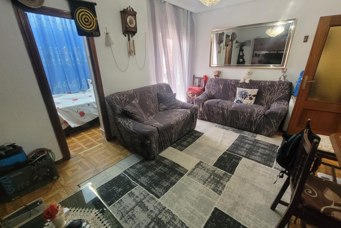 Luminoso piso  en venta con terraza y 2 dormitorios en Aluche