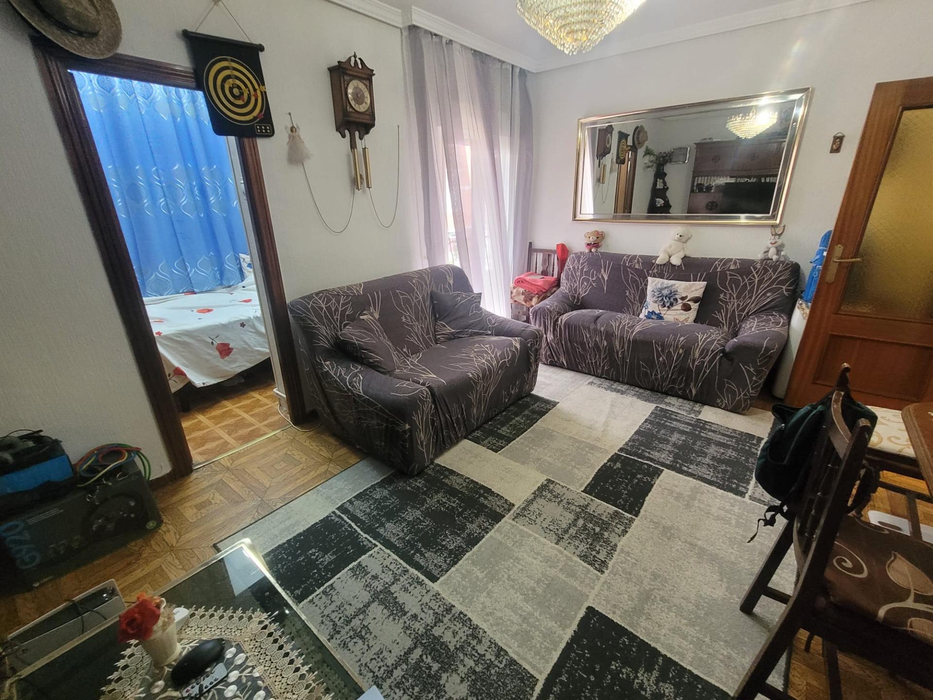 Luminoso piso  en venta con terraza y 2 dormitorios en Aluche