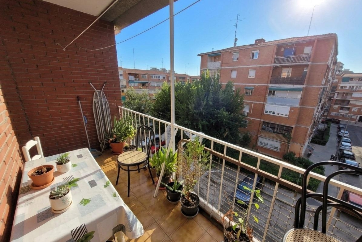 Luminoso piso  en venta con terraza y 2 dormitorios en Aluche