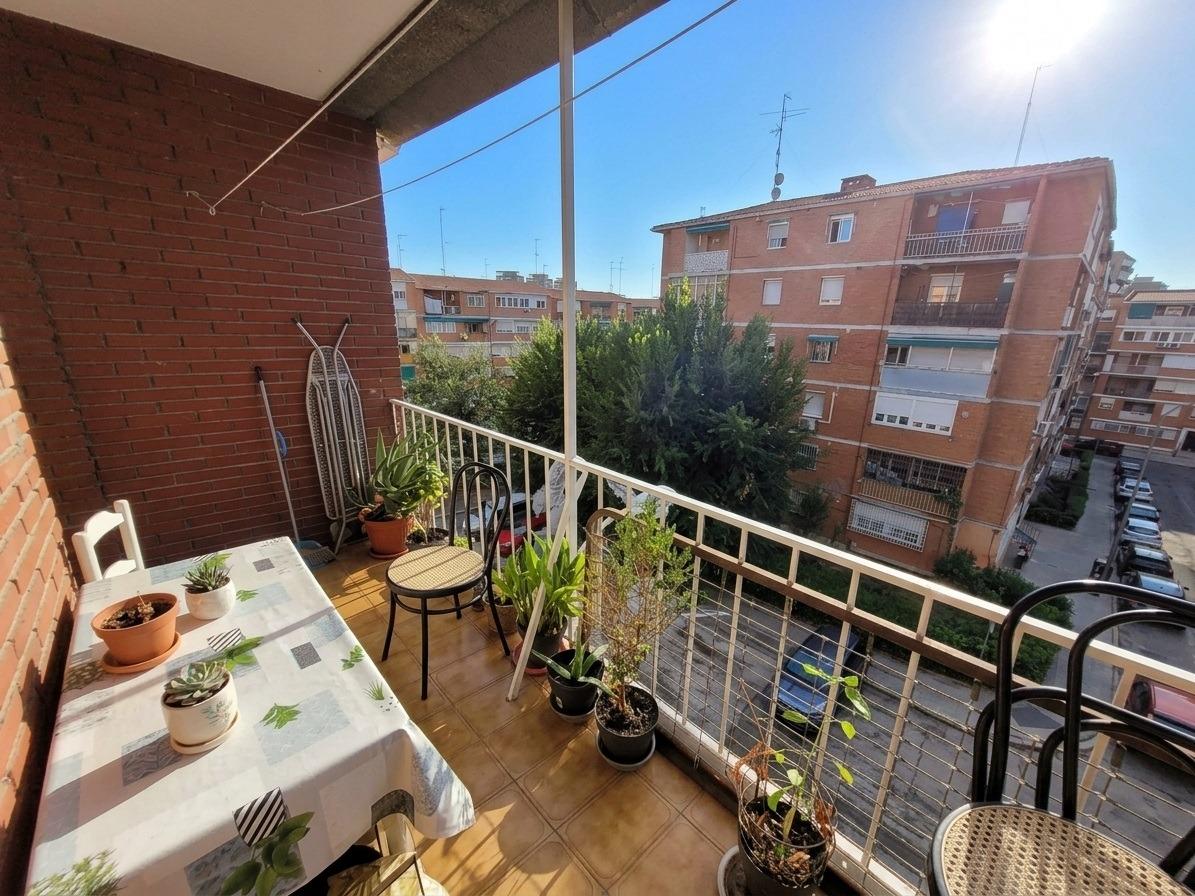 Luminoso piso  en venta con terraza y 2 dormitorios en Aluche