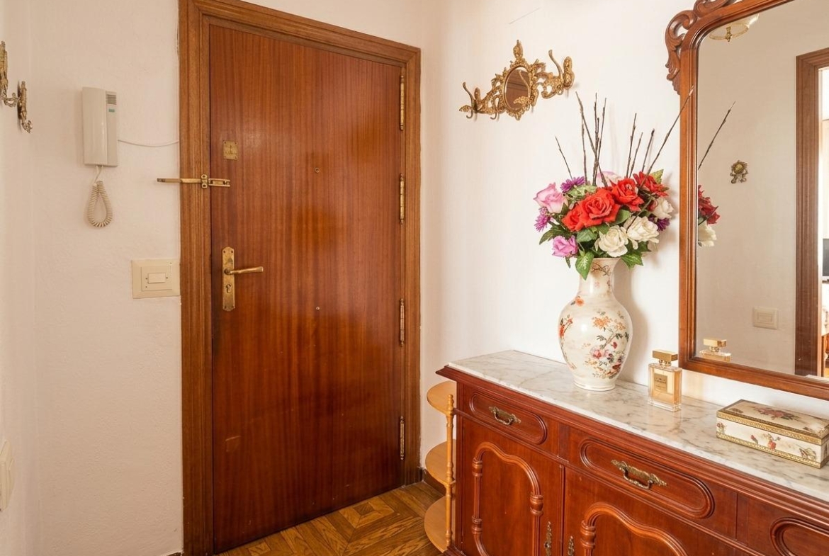 Luminoso piso  en venta con terraza y 2 dormitorios en Aluche