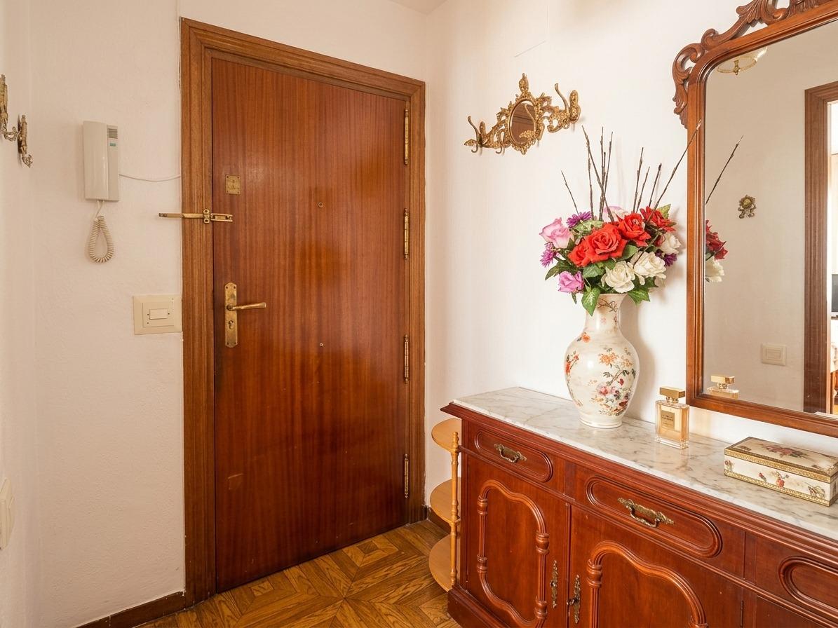 Luminoso piso  en venta con terraza y 2 dormitorios en Aluche