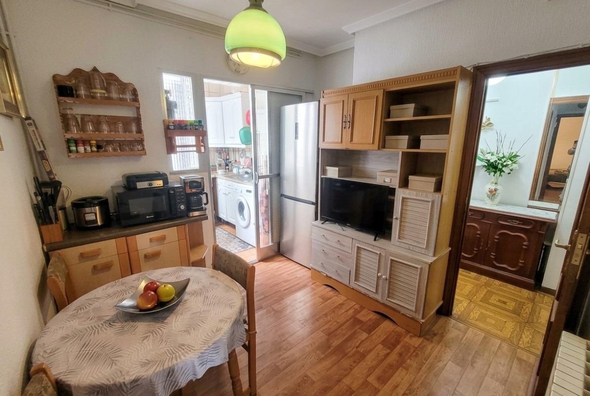 Luminoso piso  en venta con terraza y 2 dormitorios en Aluche