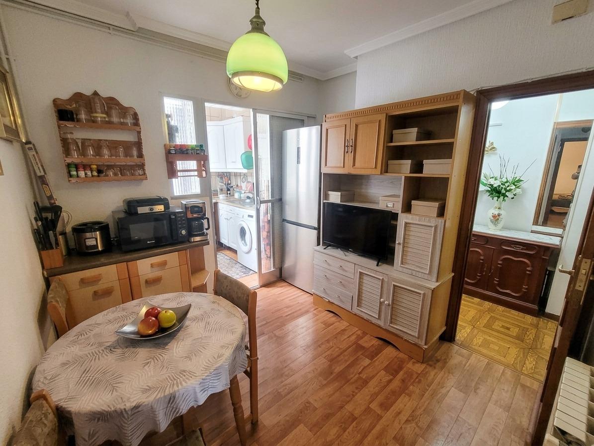 Luminoso piso  en venta con terraza y 2 dormitorios en Aluche