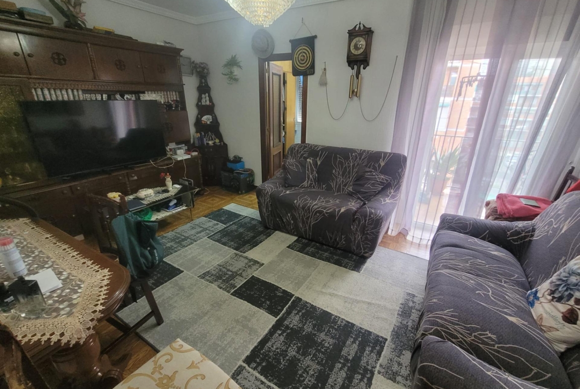 Luminoso piso  en venta con terraza y 2 dormitorios en Aluche