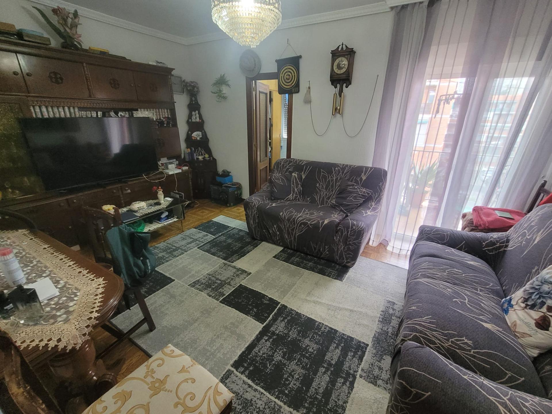 Luminoso piso  en venta con terraza y 2 dormitorios en Aluche