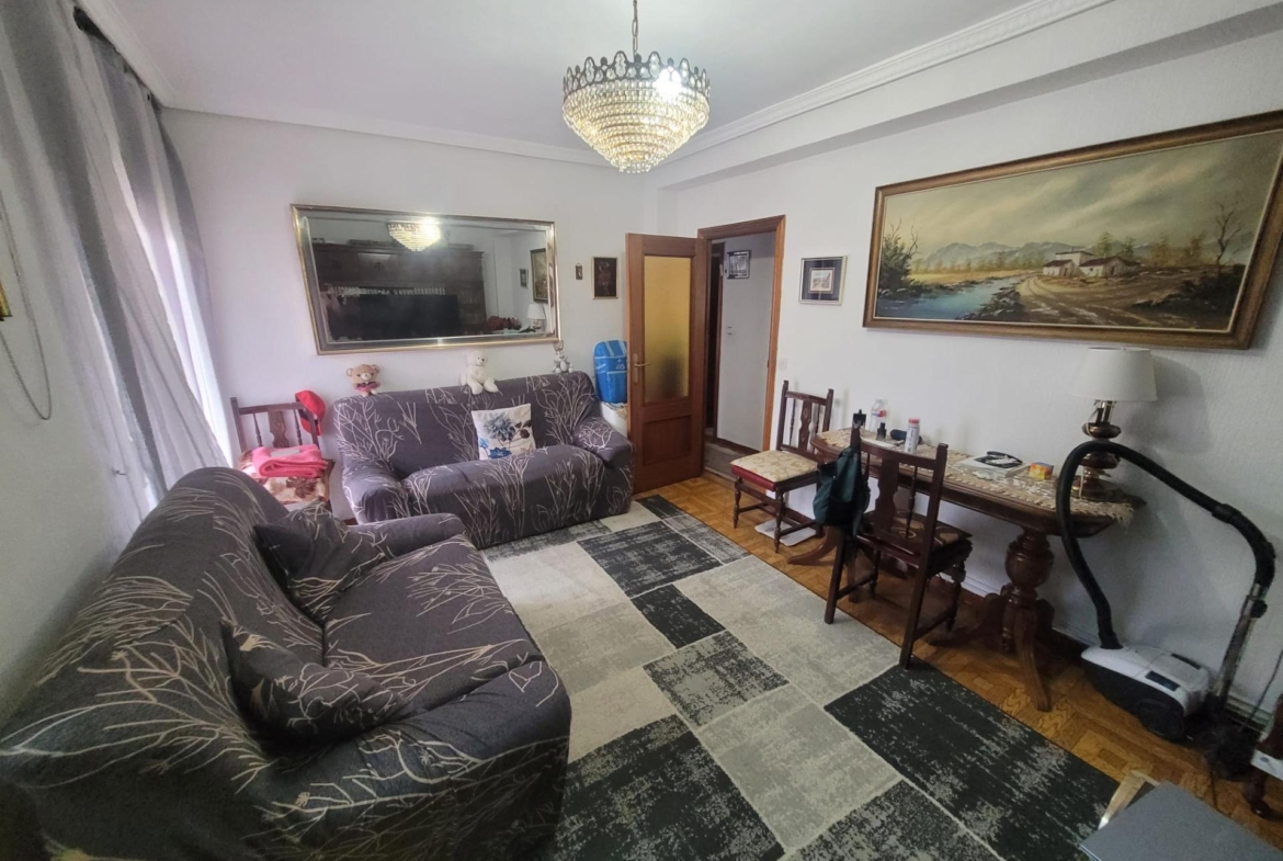 Luminoso piso  en venta con terraza y 2 dormitorios en Aluche