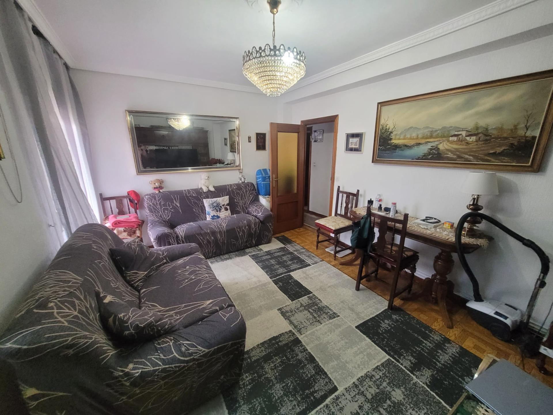 Luminoso piso  en venta con terraza y 2 dormitorios en Aluche