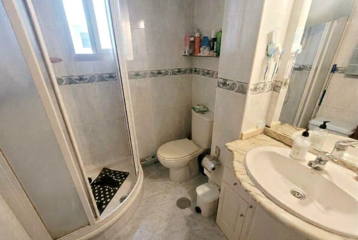 Luminoso piso  en venta con terraza y 2 dormitorios en Aluche