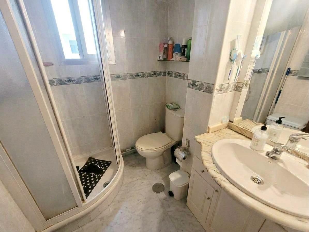 Luminoso piso  en venta con terraza y 2 dormitorios en Aluche