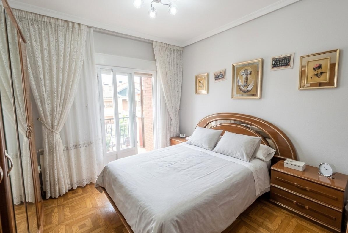 Luminoso piso  en venta con terraza y 2 dormitorios en Aluche