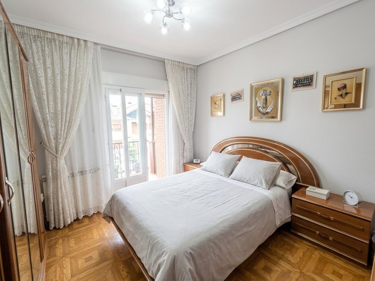 Luminoso piso  en venta con terraza y 2 dormitorios en Aluche