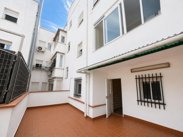 Piso en Venta con 3 habitaciones, salón, baño y patio de 40 m2 en Vía Carpetana, Madrid