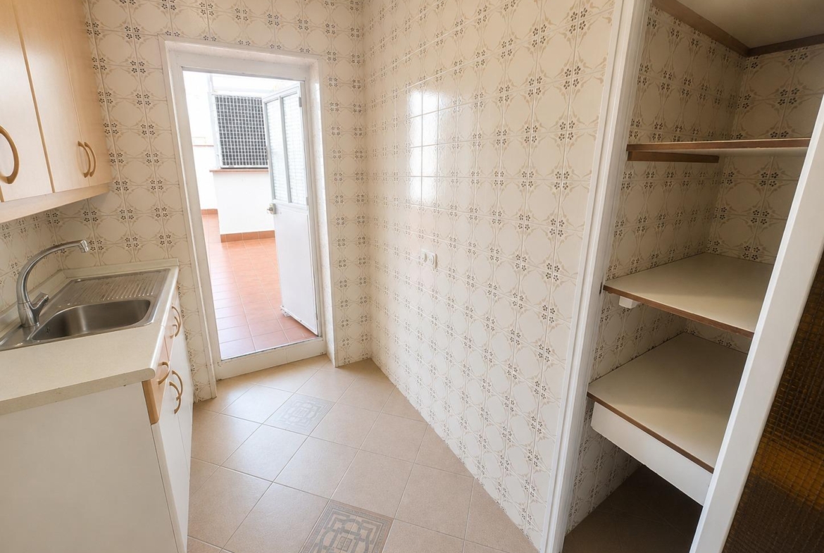 Piso en Venta con 3 habitaciones, salón, baño y patio de 40 m2 en Vía Carpetana, Madrid