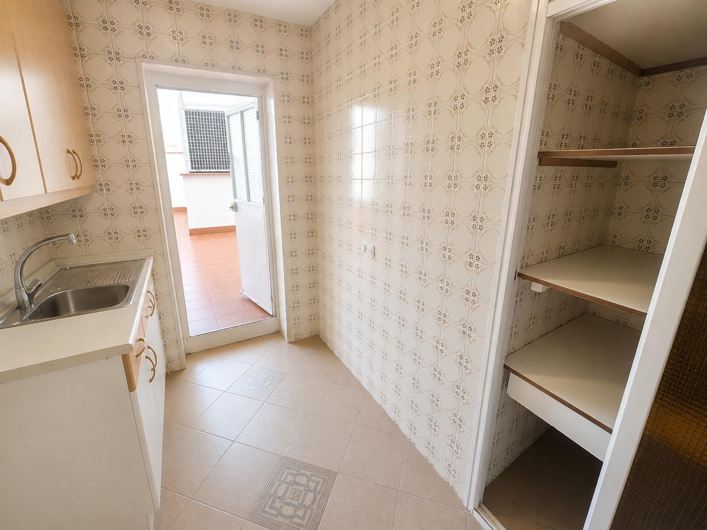 Piso en Venta con 3 habitaciones, salón, baño y patio de 40 m2 en Vía Carpetana, Madrid