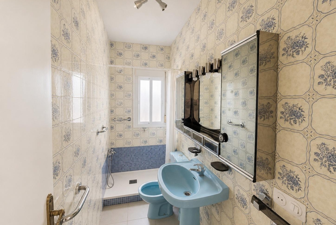Piso en Venta con 3 habitaciones, salón, baño y patio de 40 m2 en Vía Carpetana, Madrid