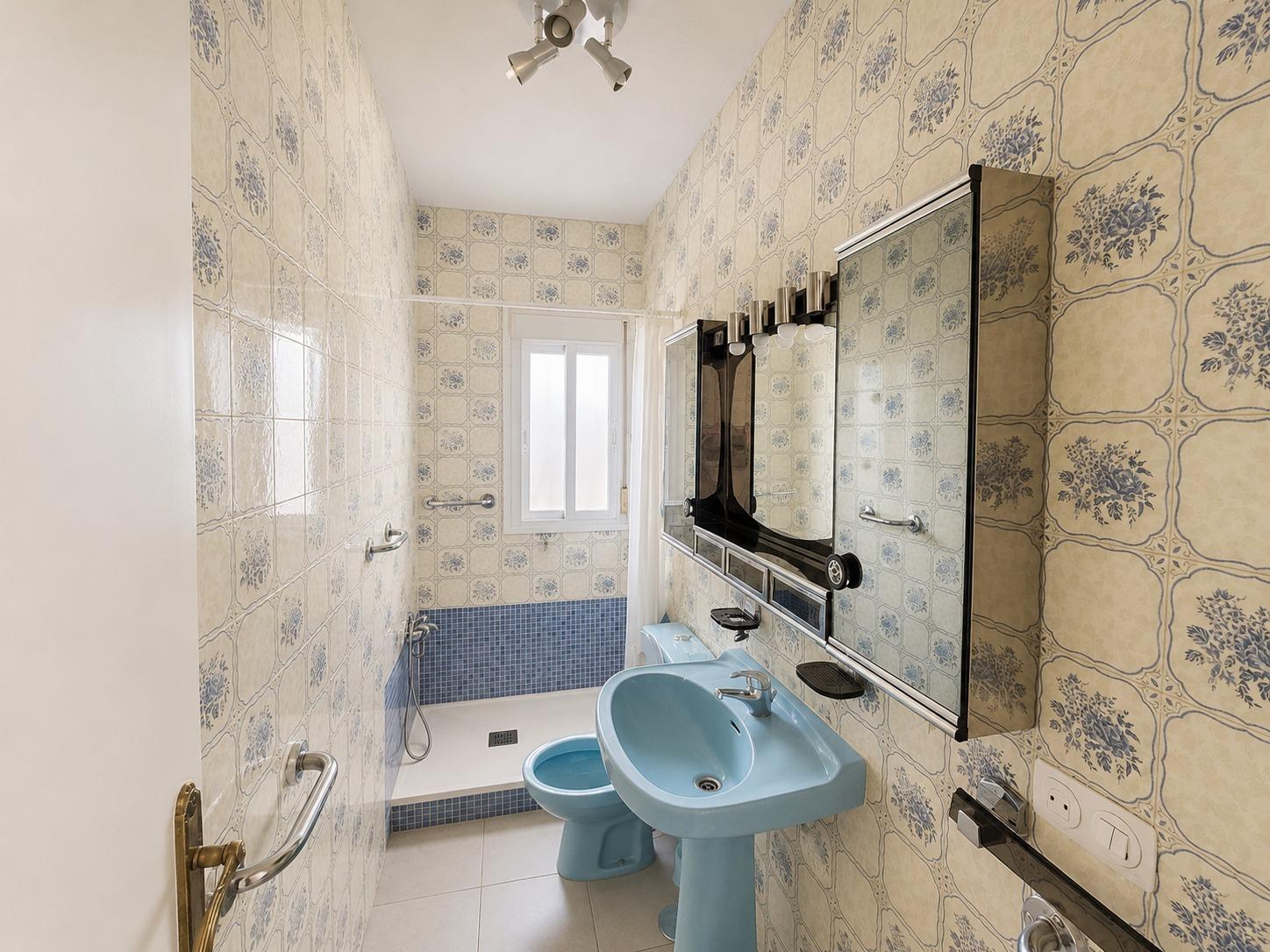 Piso en Venta con 3 habitaciones, salón, baño y patio de 40 m2 en Vía Carpetana, Madrid