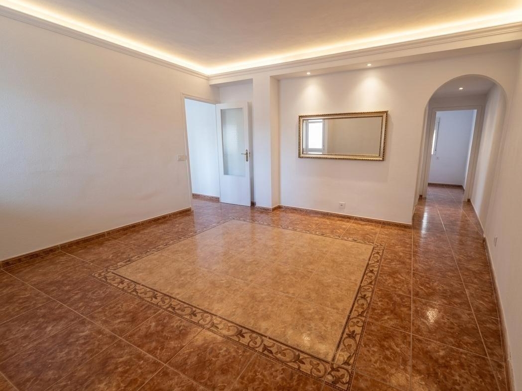 Piso en Venta con 3 habitaciones, salón, baño y patio de 40 m2 en Vía Carpetana, Madrid